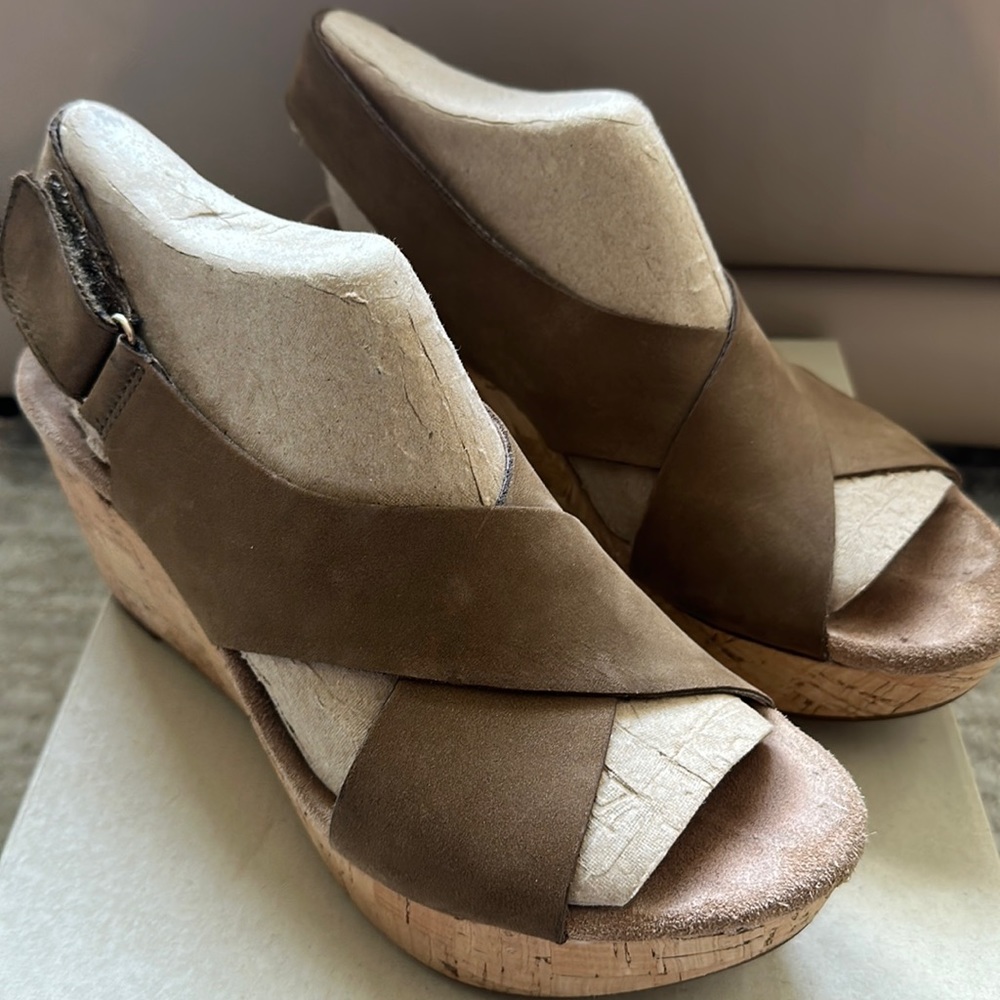 Clarks US size 8 Caslynn Shae Khaki Nubuck wedge sandals